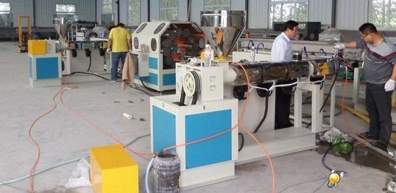 ভালো দাম 380V 50hz ফাইবার শক্তিশালী পায়ের পাতার মোজাবিশেষ পিভিসি পাইপ এক্সট্রুশন মেশিন সম্পূর্ণ স্বয়ংক্রিয় অনলাইন