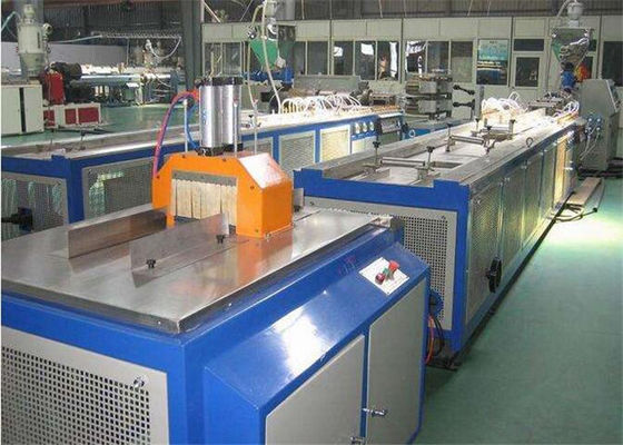 ভালো দাম 380V 50HZ ডাব্লুপিসি প্রোফাইল প্রোডাকশন লাইন / ডাব্লুপিসি ডোর ফ্রেম উত্পাদন মেশিন অনলাইন