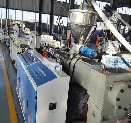 ভালো দাম টুইন স্ক্রু এক্সট্রুডার 75kw সহ সিই WPC ফোম বোর্ড এক্সট্রুশন লাইন অনলাইন